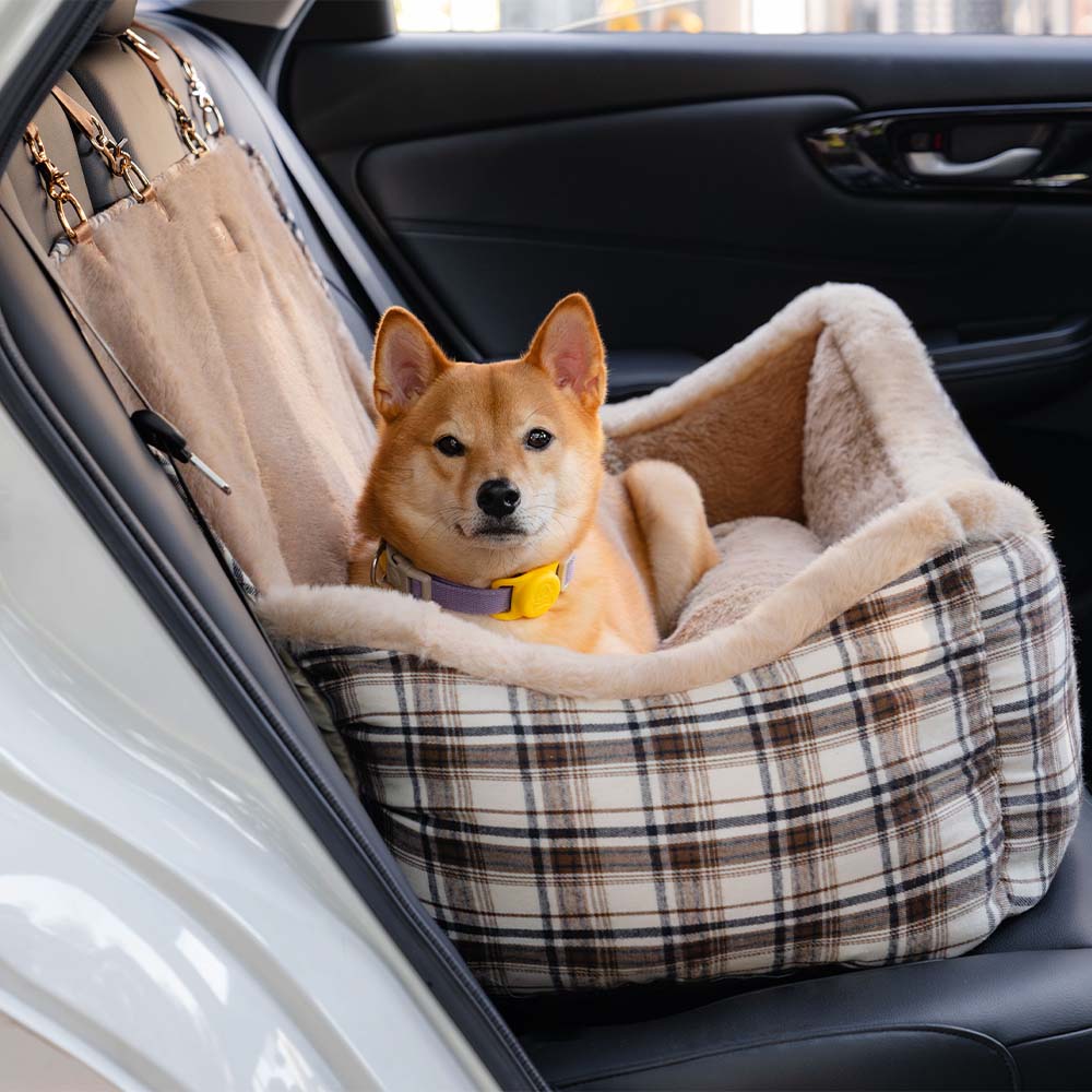 Sicherer Komfortsitz für Hunde im Auto: Plüschiger Hundeautositz für gemütliche Autofahrten.