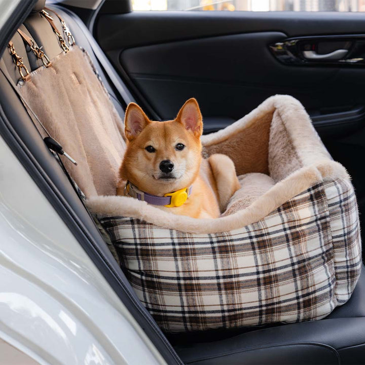 Sicherer Komfortsitz für Hunde im Auto: Plüschiger Hundeautositz für gemütliche Autofahrten.