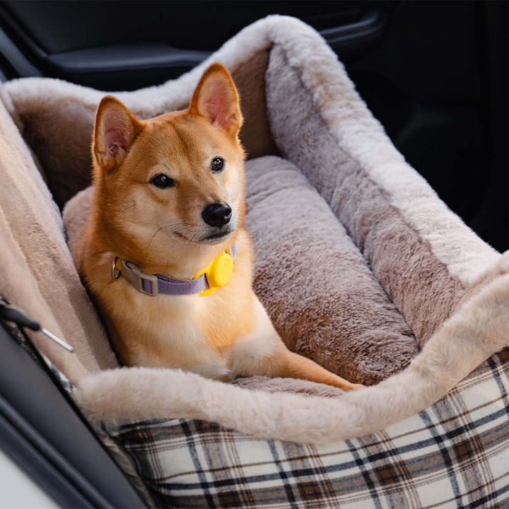 Gemütlicher Hundeautositz, flauschig & waschbar, ideal für sichere Autofahrten mit Ihrem Hund.