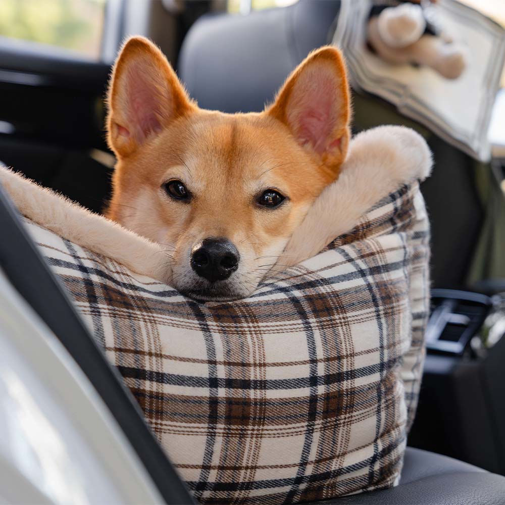 Premium Hundeautositz, flauschig und sicher, perfekt für lange Autofahrten und entspannte Ruhe.