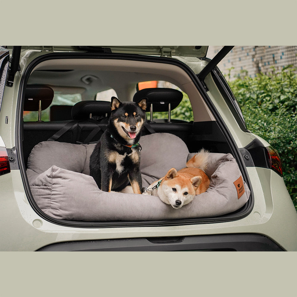 Großer Hundeautositz mit weichem Polster für komfortable und sichere Reisen im Auto.