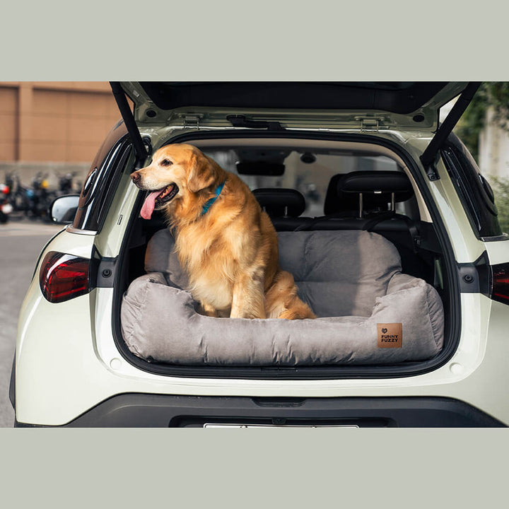 Schwarzer Hundeautositz mit grauen Polstern, passend für jedes Autoinnendesign.