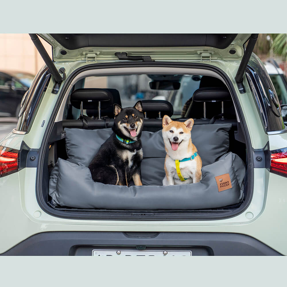 Gemütlicher Tierautositz mit Sicherheitsgurten, ideal für große Hunde auf langen Autofahrten.