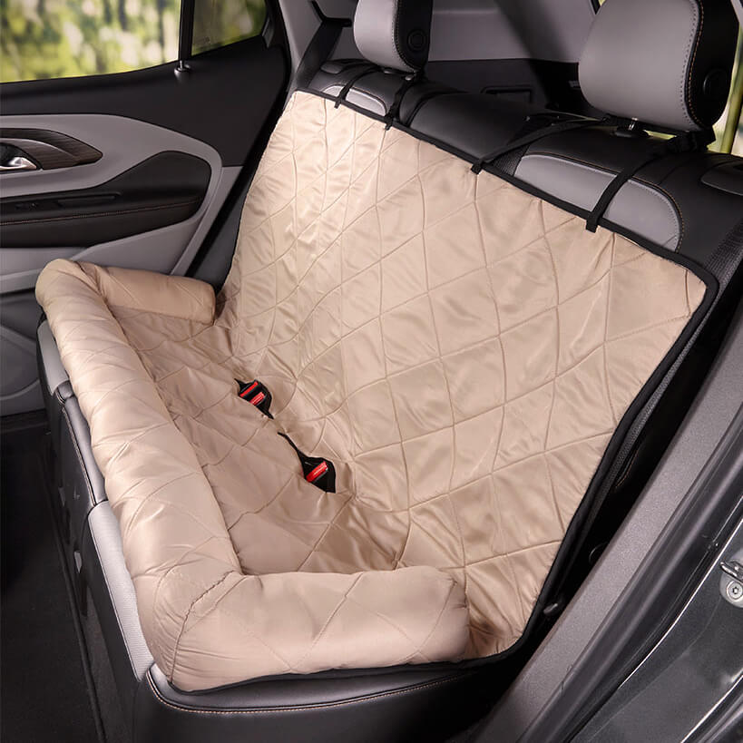 Robuster Hundeautositz aus wasserdichtem Material, ideal für aktive Hunde.
