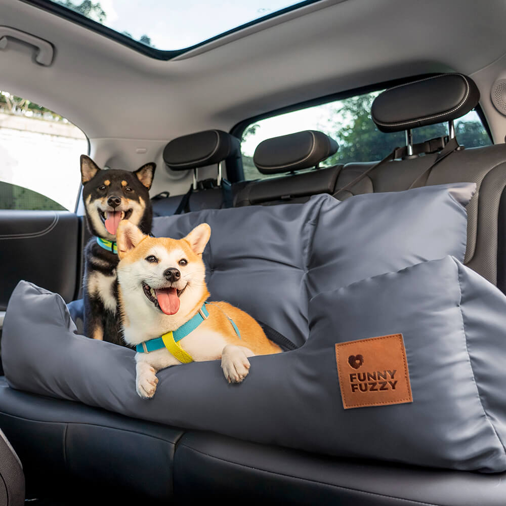 Wasserdichter Hundeautositz mit robusten Gurten, bietet Sicherheit und Komfort für Ihr Haustier.