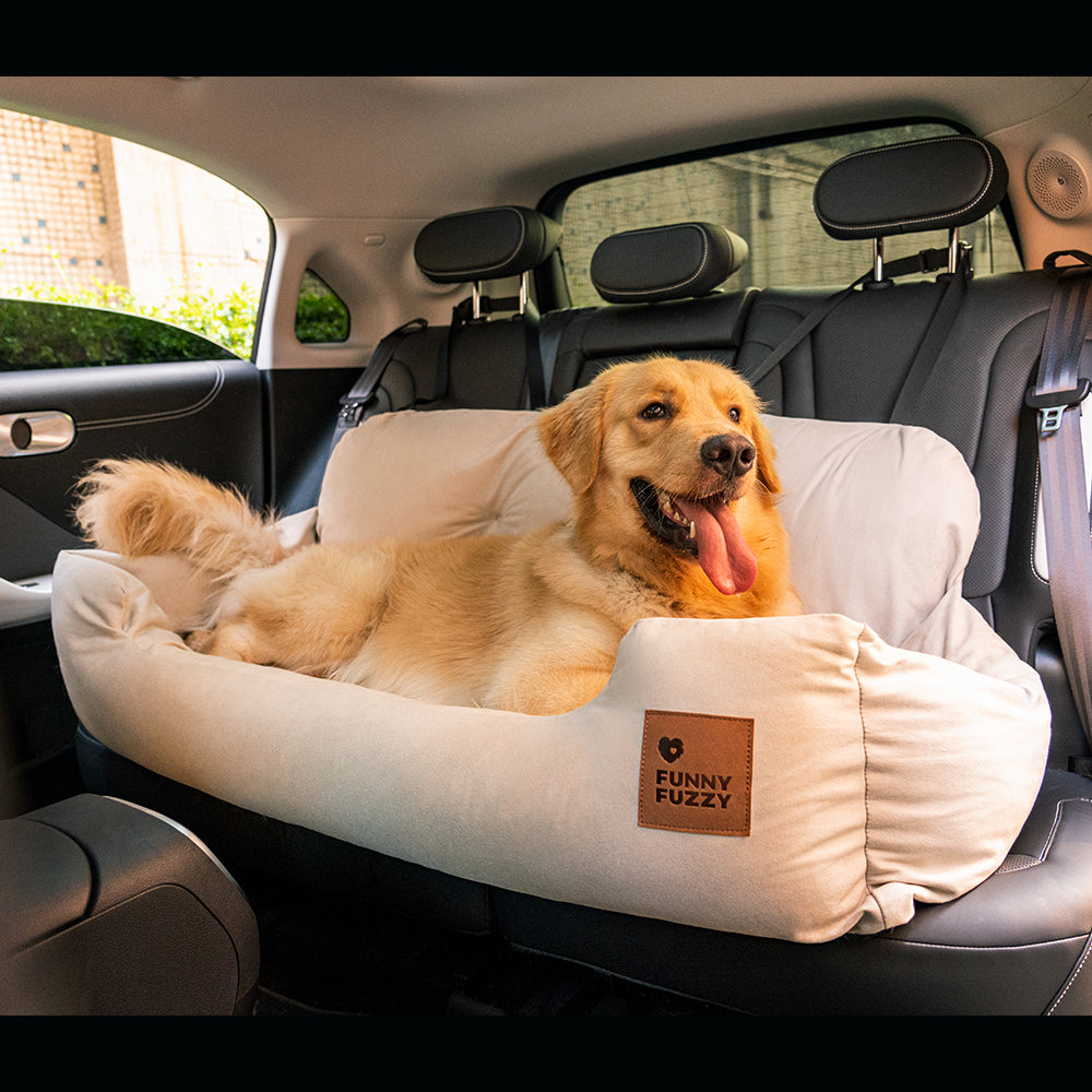 Komfortabler Autositz für Hunde mit atmungsaktivem Stoff, ideal für lange Reisen.