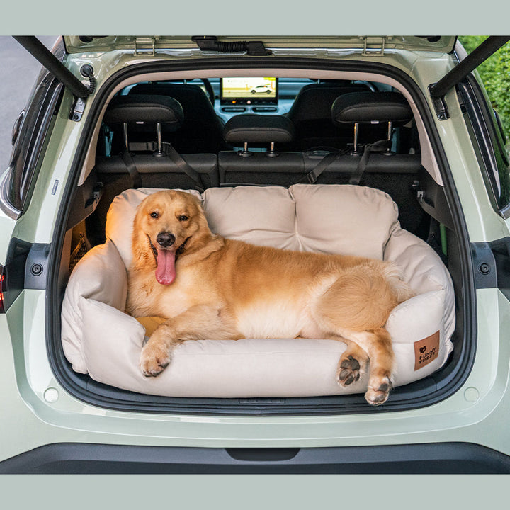 Robuster Hundeautositz für den Kofferraum, bietet einen sicheren Platz für Reisen.