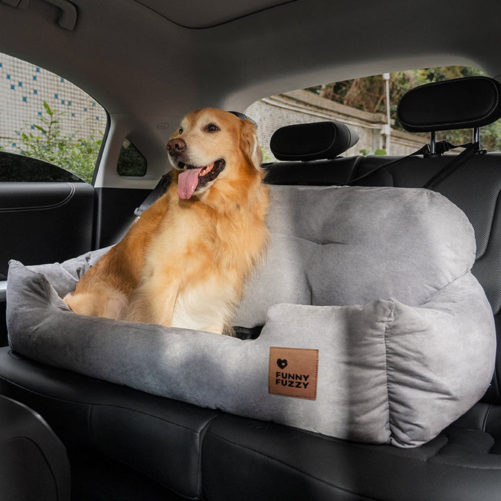 Vielseitiger Hundeautositz, auch als Reisebett außerhalb des Autos nutzbar.