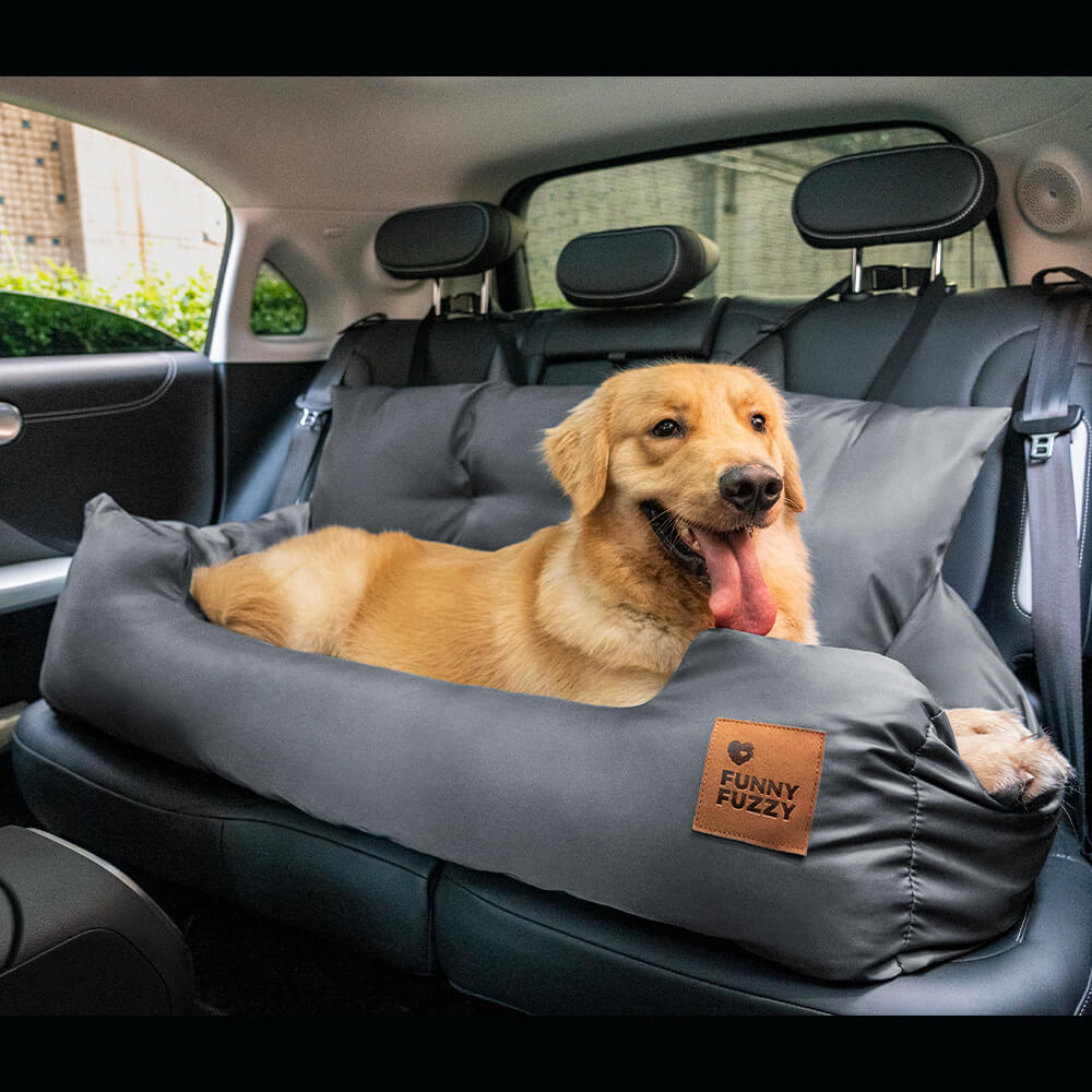 Wasserdichter Hundeautositz mit erhöhtem Rand, verhindert das Herausspringen des Hundes.