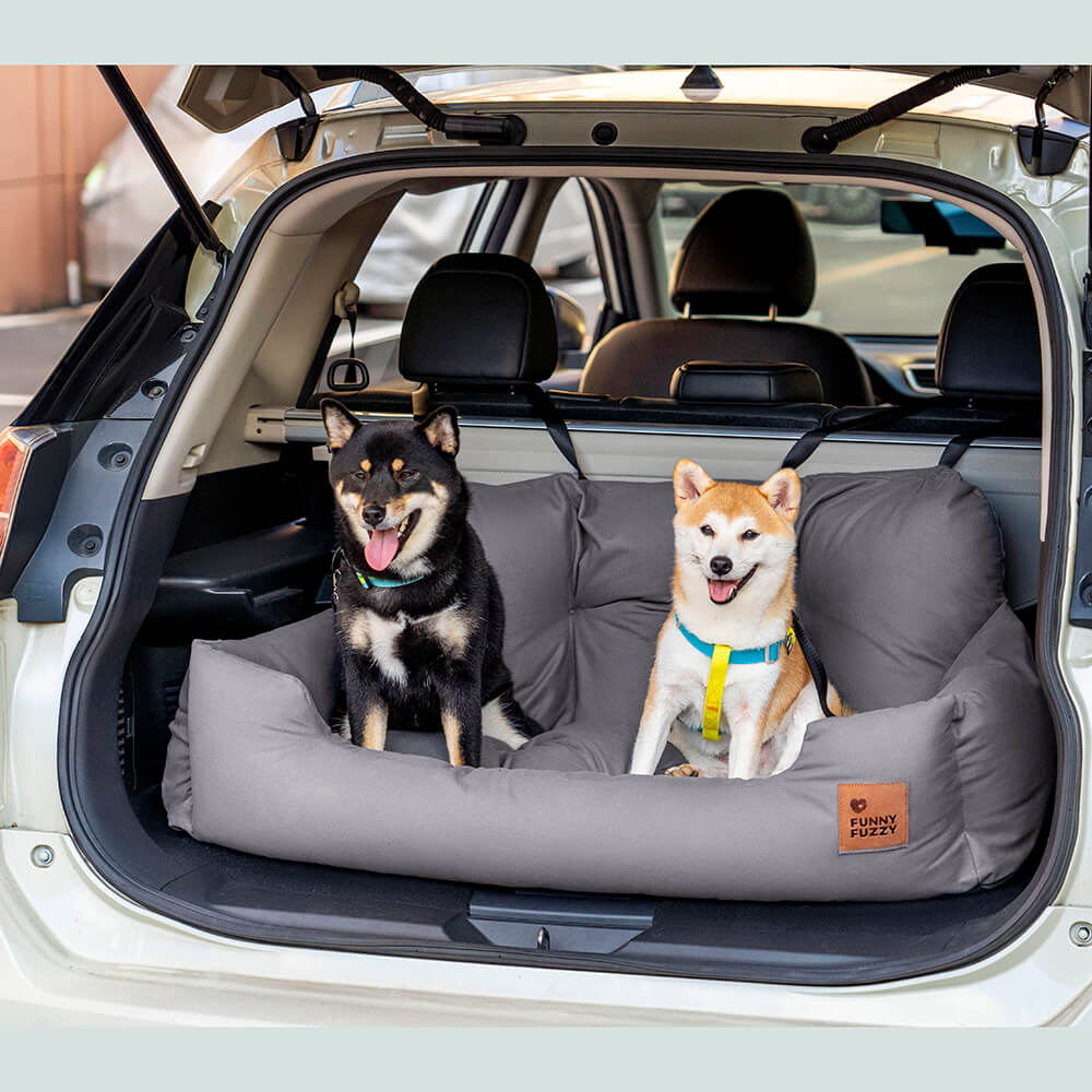 Hundeautositz mit integrierter Leine zur Fixierung des Hundes am Gurt.