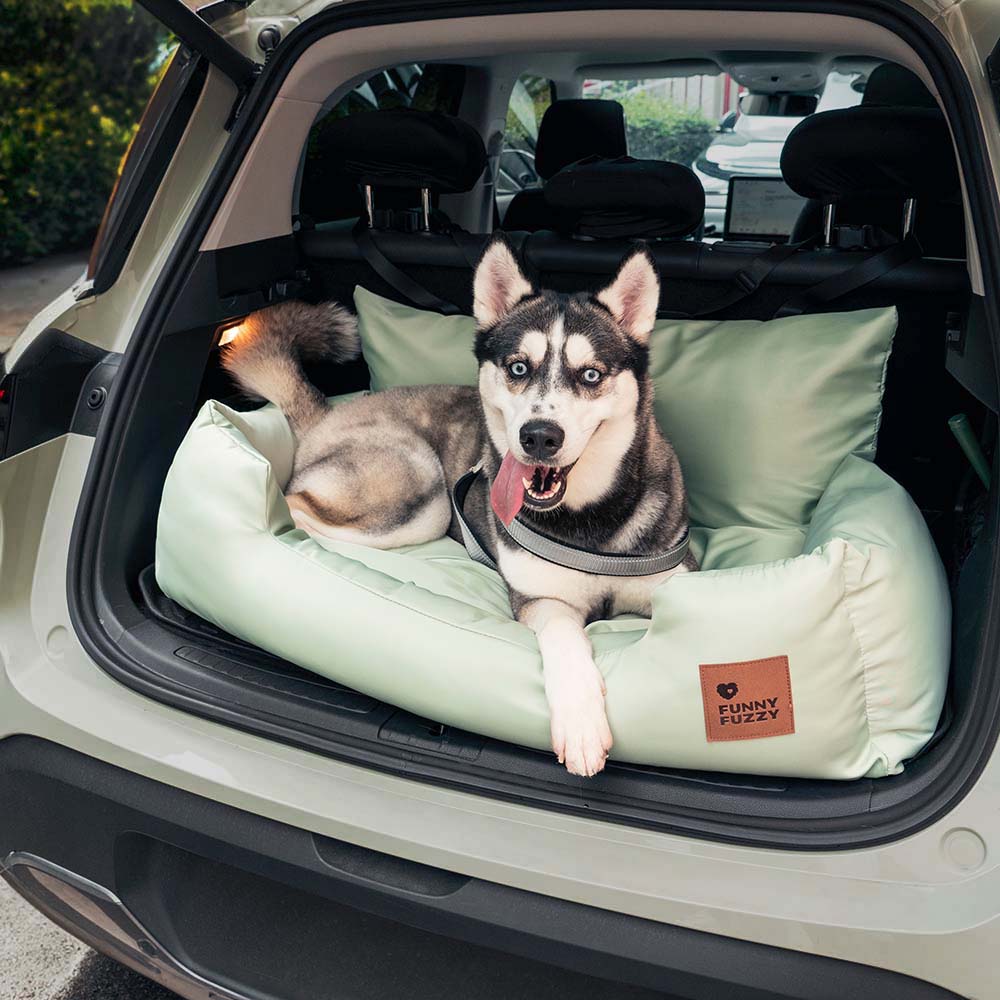 Eleganter Hundeautositz in Schwarz/Grau, fügt sich stilvoll ins Auto ein.