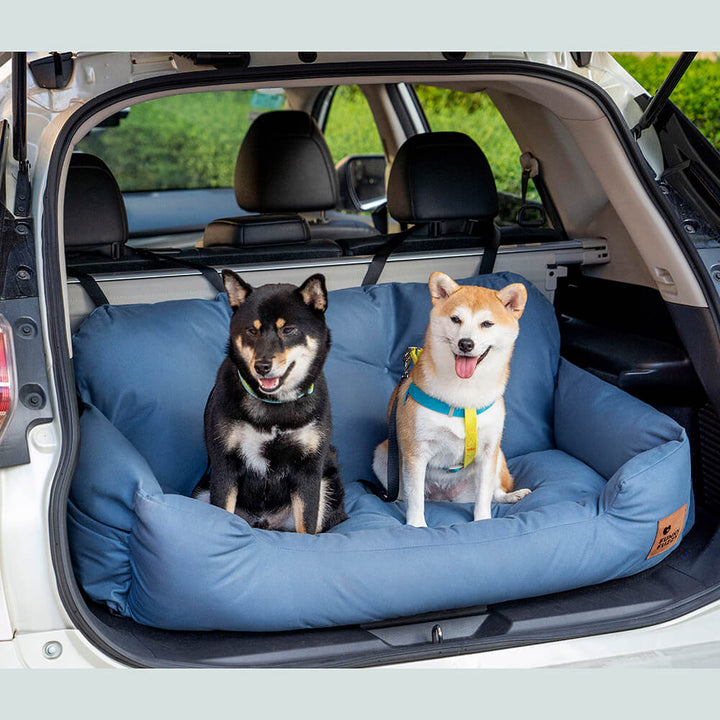 Sicherer Hundeautositz mit integrierten Sicherheitsgurten und weichem Innenpolster für Reisen.
