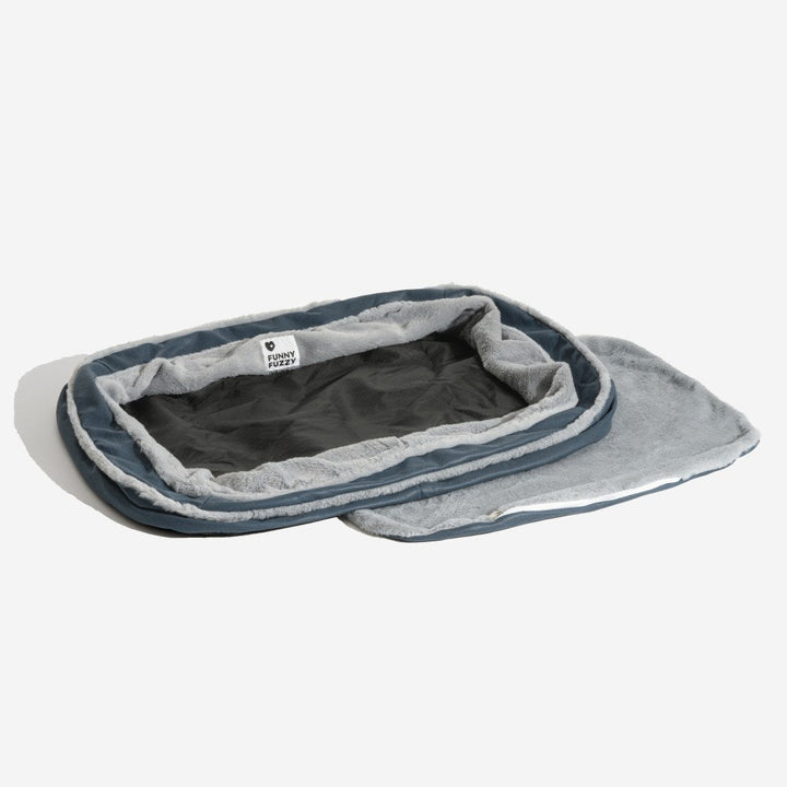 Großes, rundes Hundebett im Wohnzimmer; kuscheliger Tiefschlafplatz für Haustiere, warm & gelenkschonend.