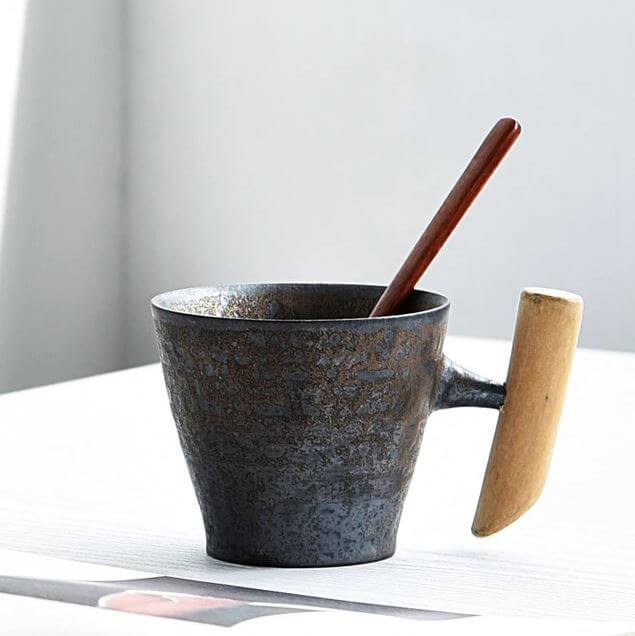 Grobkeramiktasse mit stilvollem Holzgriff, ideal für Kaffee & Tee; rustikaler Bauernhausstil.