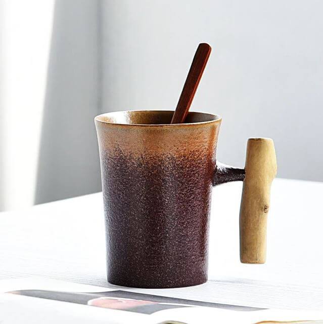 Geschenkidee: Stilvolle Keramiktasse mit natürlichem Holzgriff; handgemacht und einzigartig.