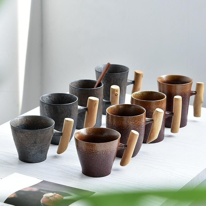 Handgemachte Keramiktasse mit einzigartigem Holzgriff, perfekt für Kaffee im rustikalen Look.