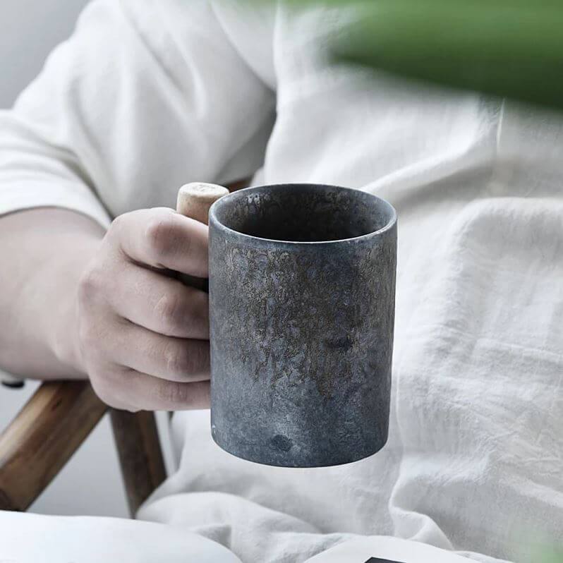 Stilvolle Kaffeetasse aus Grobkeramik mit ergonomischem Holzgriff, ein tolles Küchenzubehör.