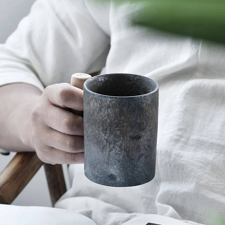 Stilvolle Kaffeetasse aus Grobkeramik mit ergonomischem Holzgriff, ein tolles Küchenzubehör.