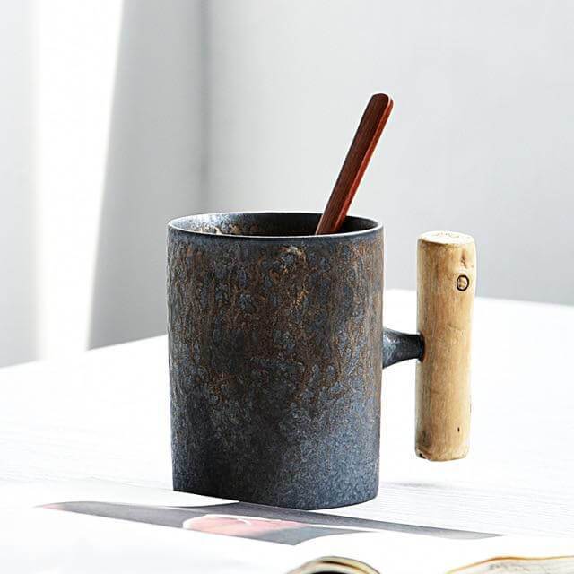 Unisex Keramiktasse für Kaffee oder Tee, mit markantem Holzgriff; modernes Küchenzubehör.