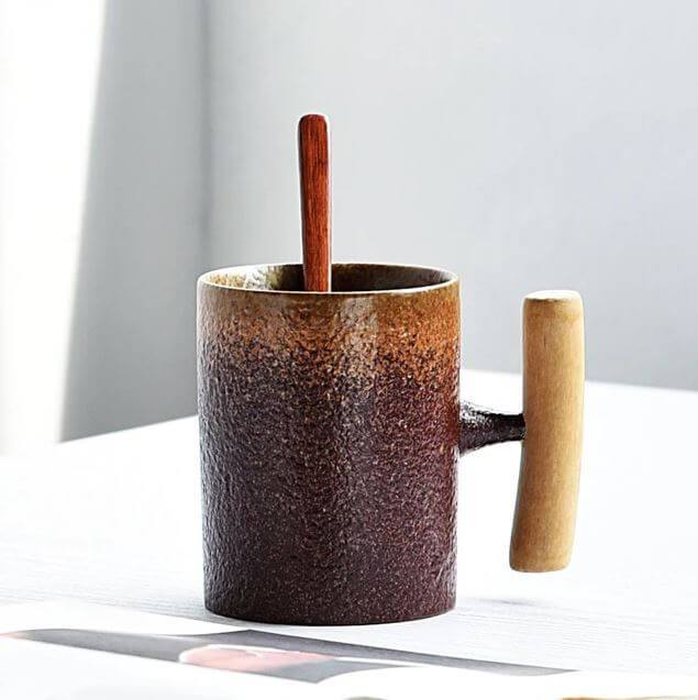 Handgemachte Grobkeramiktasse mit individuellem Holzgriff; jede Tasse ein Unikat für dein Zuhause.