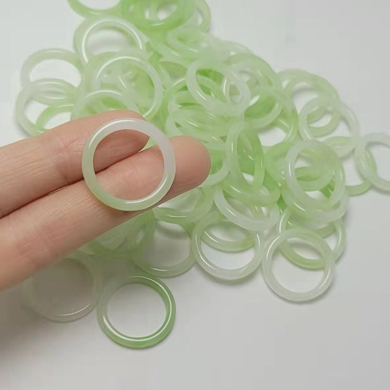 Stilvoller Bunter Acrylharz Ring. Unisex-Modeschmuck im Vintage-Stil, ein echtes Fashion-Statement.