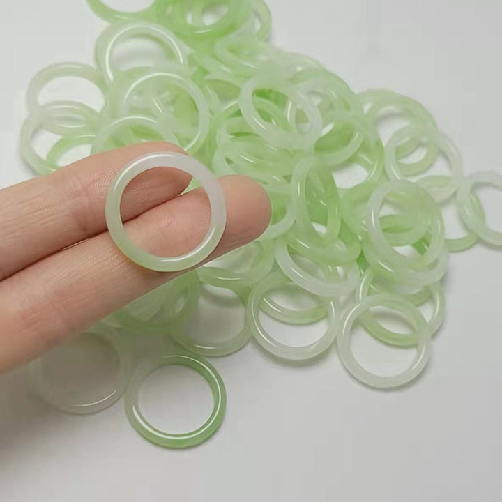 Stilvoller Bunter Acrylharz Ring. Unisex-Modeschmuck im Vintage-Stil, ein echtes Fashion-Statement.