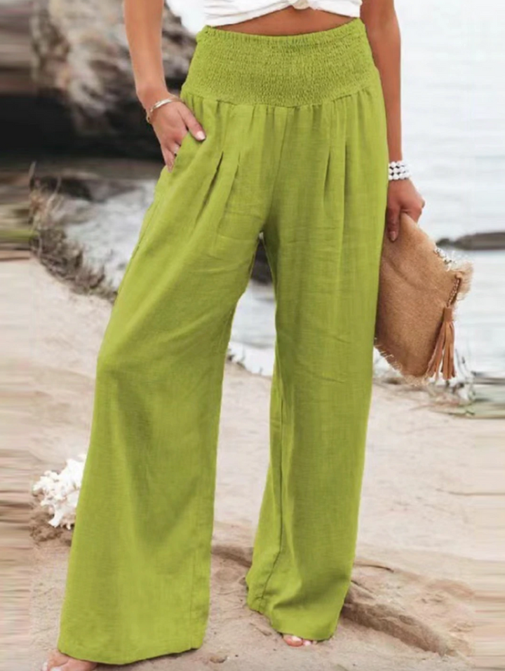 Detailaufnahme der weichen Stoffstruktur einer komfortablen Damen Loose Fit Hose, perfekt für Entspannung.
