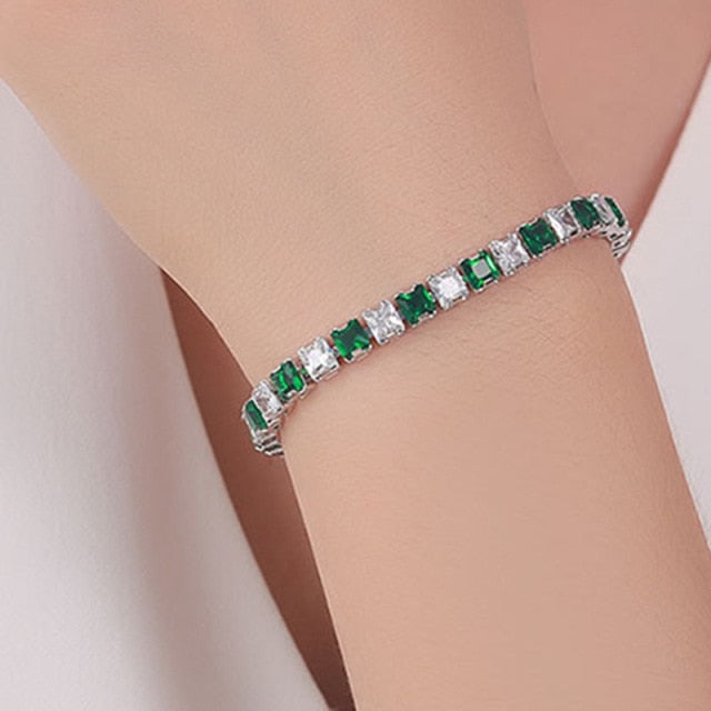 Funkelndes Tennisarmband Unisex, mit edlen Zirkonia-Steinen; das perfekte glänzende Accessoire.