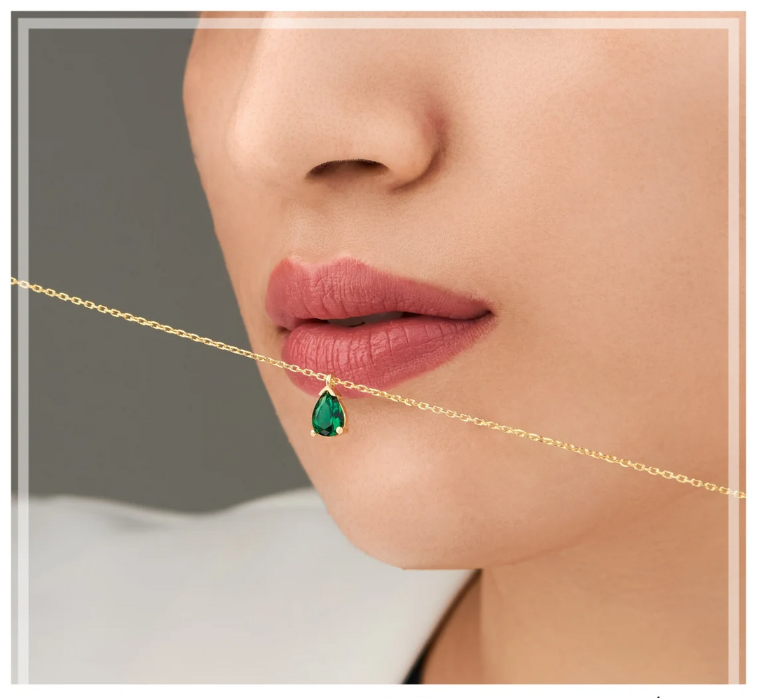 Exquisites Damen Halsband mit Smaragd-Tropfen und Strass, vergoldet. Ein elegantes Geschenk.
