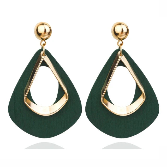 Handgefertigte Wassertropfen Holzohrringe im Ethno-Boho-Stil für Damen, geometrisch und federleicht, attraktiver Schmuck.