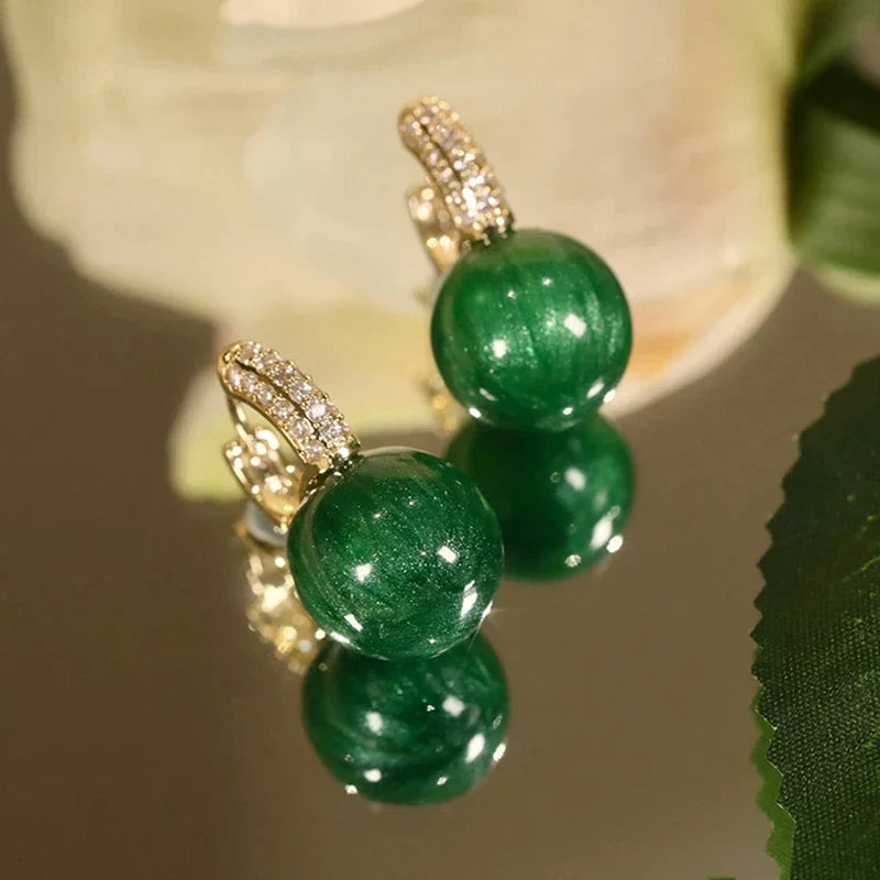 Klassische Damen Perlenohrringe in Grün mit funkelnden Zirkonen. Vergoldeter Schmuck für Eleganz.