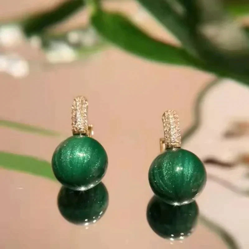 Luxuriöse Damenohrringe mit grünen Perlen, Zirkonen und Vergoldung. Perfekt als Geschenk oder Accessoire.