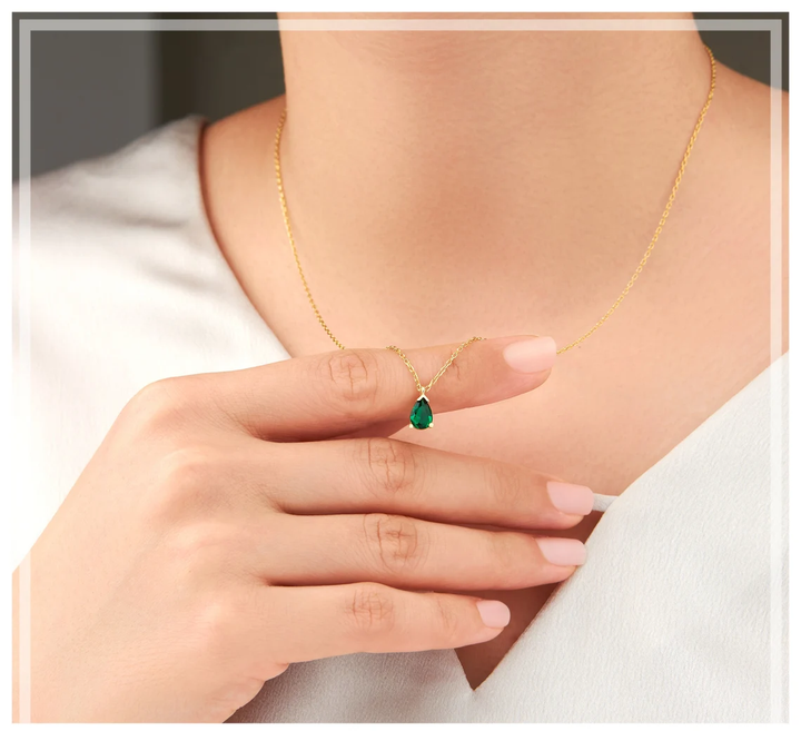 Elegante Damen Smaragd-Tropfen-Halskette, vergoldet mit funkelndem Strass. Perfektes Schmuck-Accessoire.