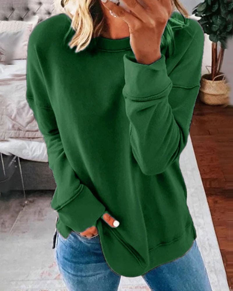 Frau trägt gemütliches Damen Sweatshirt Serena, Pullover für Herbst- und Wintermode, stilvoll im Alltag.