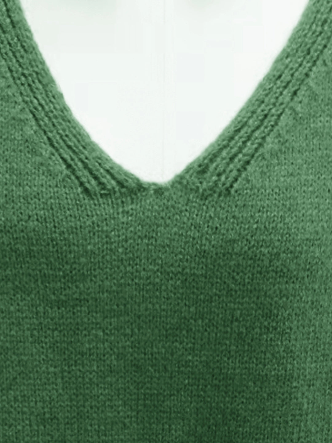 Lässiger Damen Strickpullover mit V-Ausschnitt in Übergröße. Bietet Komfort und modernen Stil.