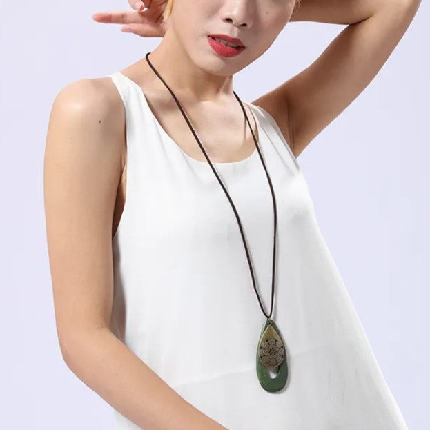 Damen Holz-Halskette mit ovalem Anhänger, im böhmischen Stil; handgefertigter Natur-Schmuck.