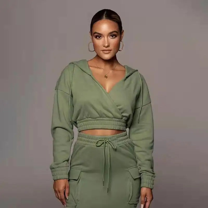Bequemes Damen Bekleidungsset: Kapuzenpullover und Rock, vielseitig einsetzbar.