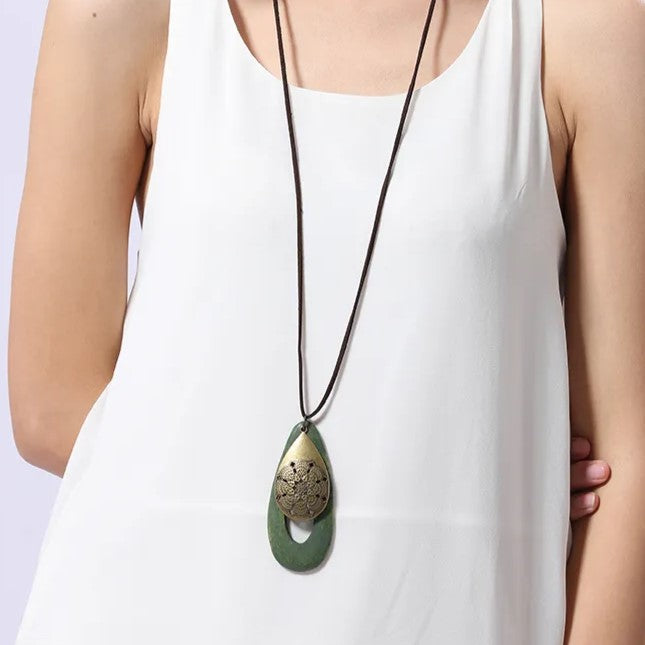 Ethno-Halskette für Damen, handgefertigt aus Holz, ovaler Design-Anhänger; modisches Accessoire.