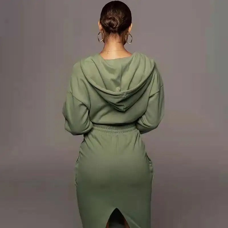 Lässiges Damen-Set mit Kapuzenpullover und Rock, eine bequeme Mode-Wahl.