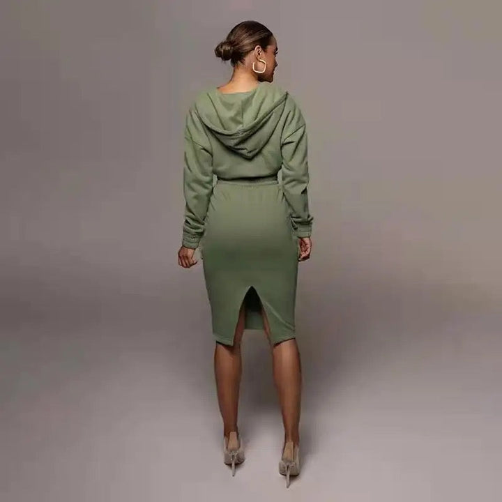 Stilvolles Freizeit-Outfit für Damen: Kapuzenpulli & Rock im Zweiteiler-Look.