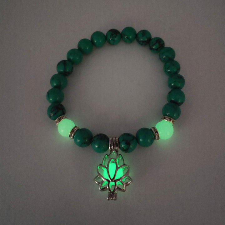 Trendy Unisex Armband mit Lotus-Motiv, leuchtet im Dunkeln, ergänzt jeden spirituellen Look.