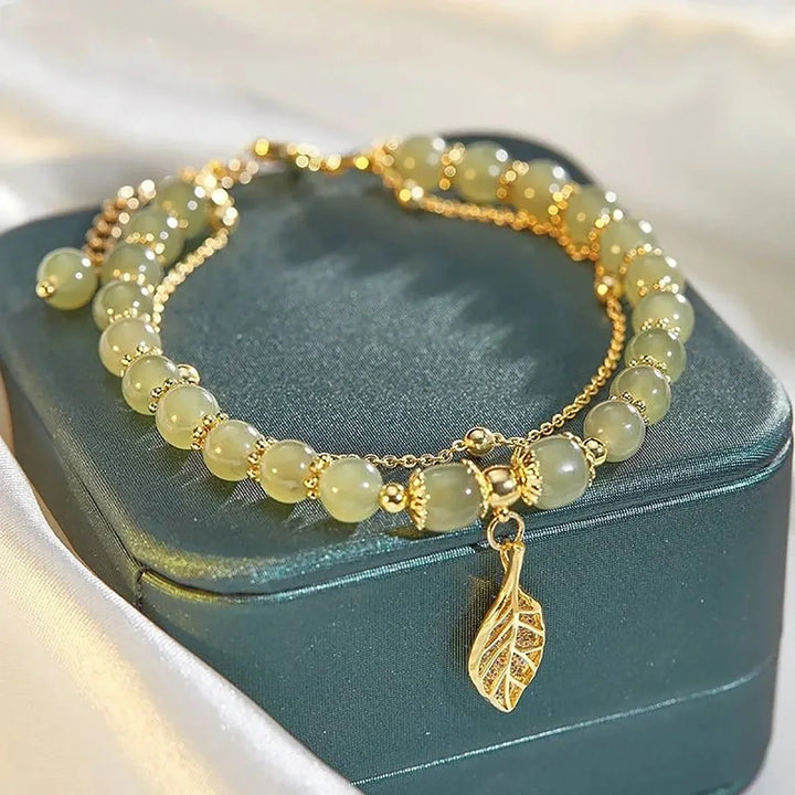 Stilvolles Blatt-Jade-Armband als Geschenkidee, runder Edelstein-Schmuck für Damen, symbolisiert Ruhe & Natur.