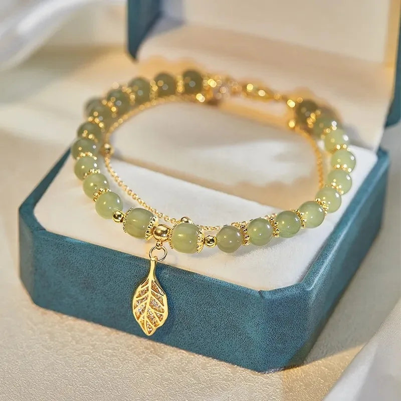 Elegantes Hetien Jade Damen Armband mit Goldakzent; ein modisches Accessoire aus Halbedelstein für Frauen.