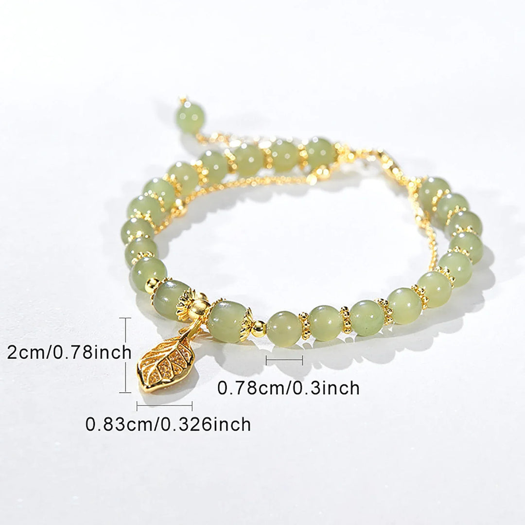 Hochwertiges grünes Jade-Armband mit Blattform, runder Edelstein für innere Ruhe und Balance, eleganter Damenschmuck.