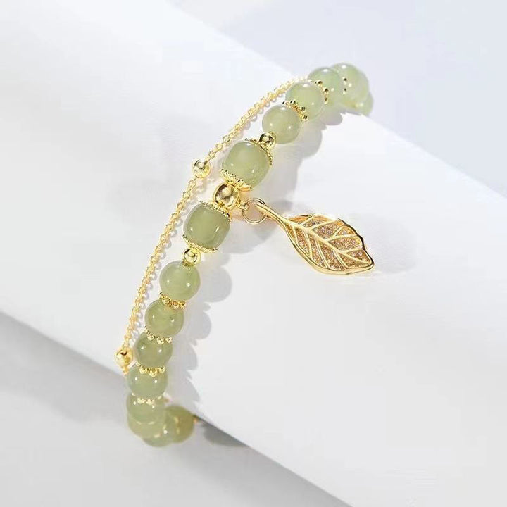 Elegantes Blatt-Jade-Armband für Damen, runder Edelstein-Schmuck für Ruhe & Ausgeglichenheit, natur-inspiriertes Design.