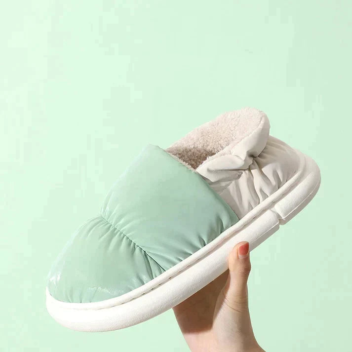 Dunkelgraue, kuschelige Winter-Hausschuhe für Damen & Herren. Warme, bequeme Slipper für zuhause.