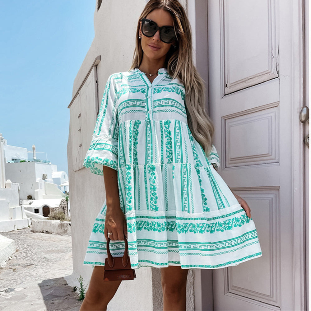 Damen Rüschenkleid Sommer mit fröhlichem Muster, perfekt für warme Tage und Freizeit.