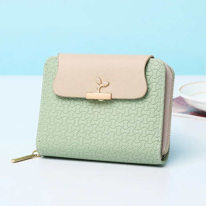 Kompakte Damen Mini Geldbörse als Clutch, stilvoll mit Blatt Design.