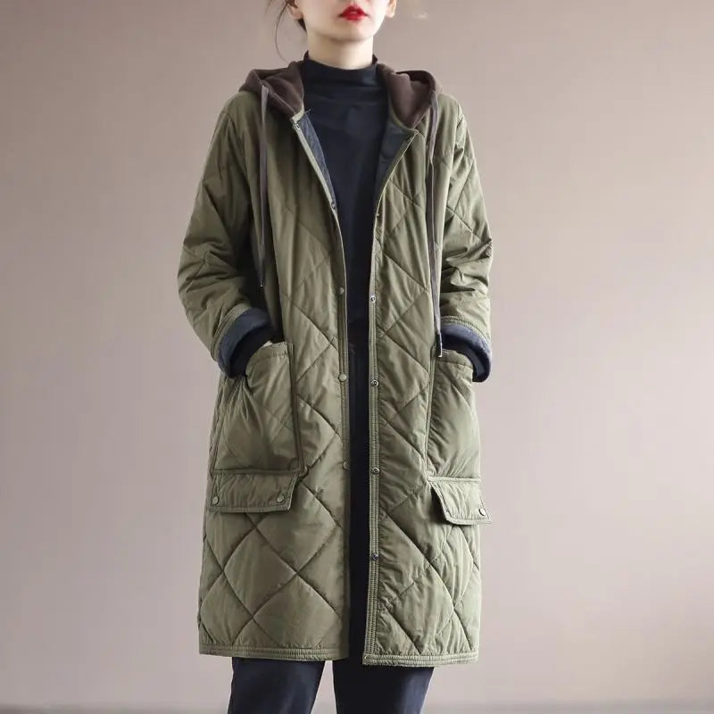 Komfortabler Damen Wintermantel in Übergröße mit Kapuze. Perfekte Passform für stilvolle Wärme im Herbst/Winter.