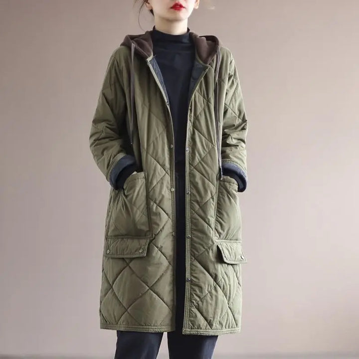 Komfortabler Damen Wintermantel in Übergröße mit Kapuze. Perfekte Passform für stilvolle Wärme im Herbst/Winter.